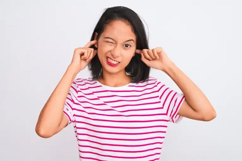 Senzația de urechi înfundate: 12 cauze posibile și tratamente