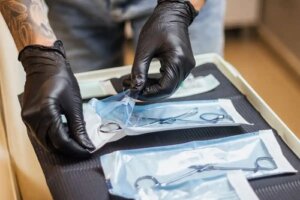 Ce este piercingul industrial și cum trebuie îngrijit?