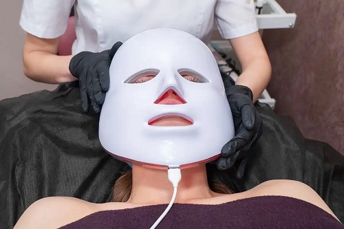 Specialist care aplică masca facială cu LED