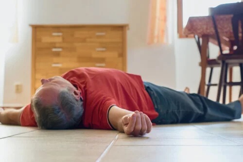 Bărbat care are nevoie de tratamentul intoxicației cu monoxid de carbon