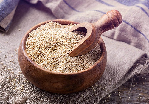 Vas cu boabe de quinoa