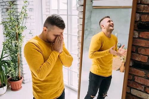 Bărbat afectat de criza psihotică