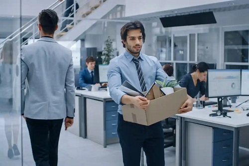 Bărbat care și-a dat demisia