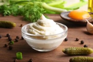 Nutrienții și beneficiile sosului tartar: cum se consumă?