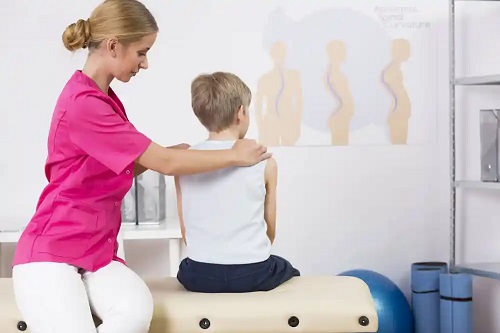 Copil care are nevoie de tratamentul cifozei