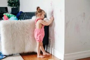 7 sfaturi pentru curățarea pereților albi rapid
