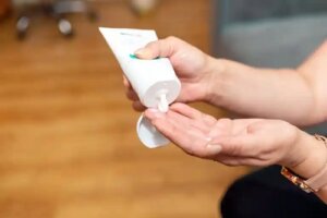 Care este diferența dintre o cremă sigilantă și una hidratantă pentru piele?