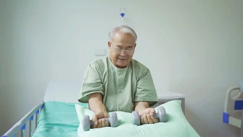 Bărbat care face exerciții de activare pentru persoanele imobilizate la pat