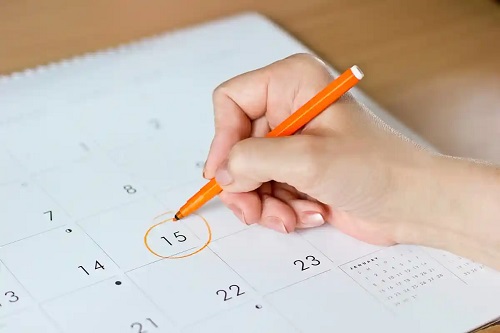 Femeie care folosește un calendar
