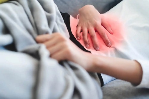 Femeie cu durere de ovar