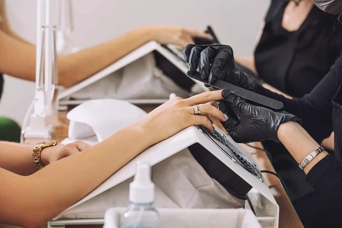 Femeie la manichiură într-un salon