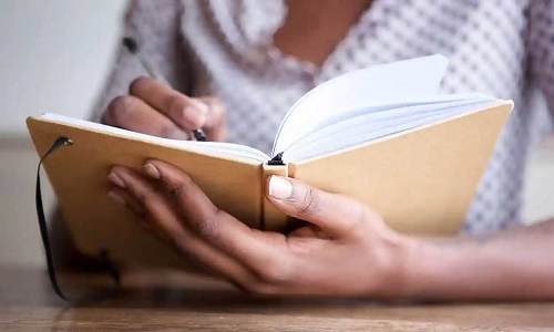 Femeie care stimulează rezerva cognitivă