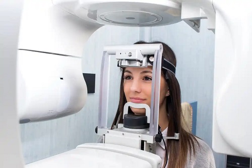 Femeie la scanarea CT dentară