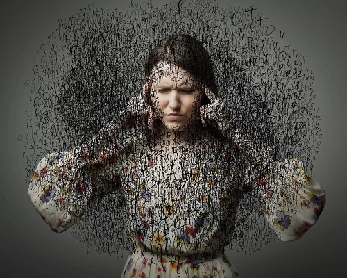 Femeie afectată de sindromul gândirii accelerate