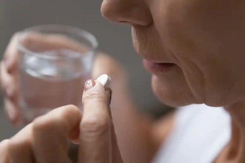 Femeie care urmează tratamentul zilnic cu aspirină