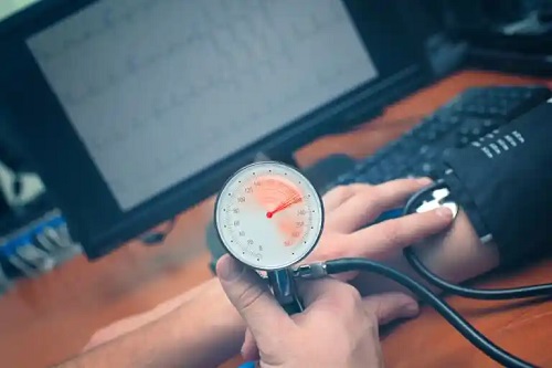 La ce vârstă ar trebui să înceapă gestionarea hipertensiunii arteriale?