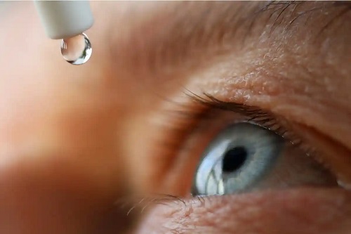 Lacrimi artificiale aplicate în ochi