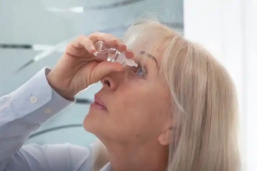 Lacrimile artificiale pentru ochii uscați: cum se folosesc?