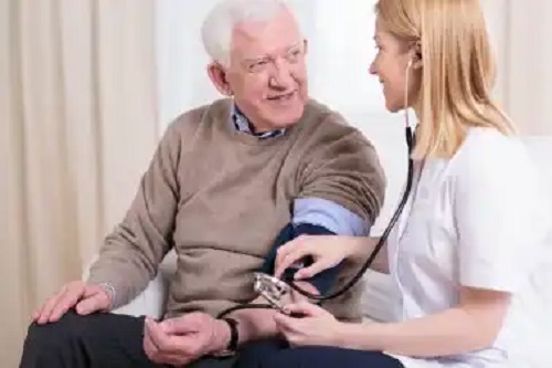 Medic care se ocupă de gestionarea hipertensiunii arteriale