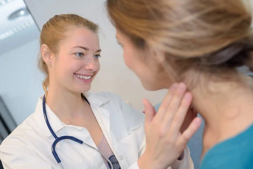 Medic care vorbește despre transpirațiile nocturne ca simptom al leucemiei