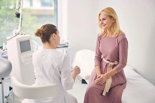 Medic care aplică tratamentul Vajacial în zona intimă