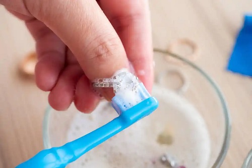 Pasta de dinți expirată ajută la curățarea argintului
