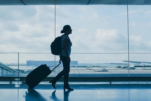Persoană cu jet lag în aeroport