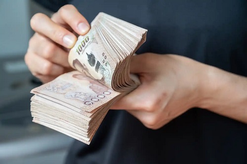 Persoană afectată de obsesia pentru bani