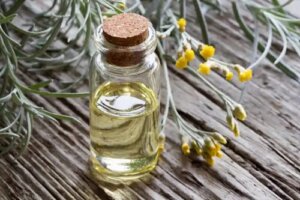 Uleiul esențial de Helichrysum: beneficii și precauții