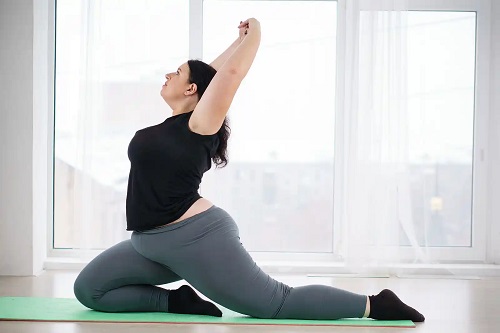 Femeie care face yoga pentru obezitate