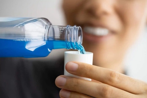 Apă de gură cu care se curăță periuța de dinți electrică