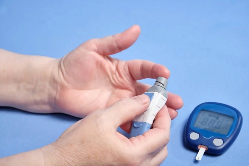 Bărbat care își măsoară glicemia