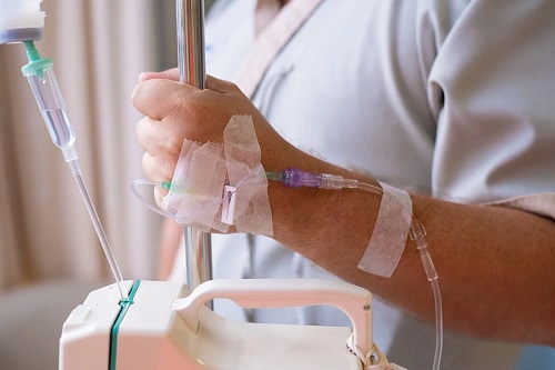 Bărbat care primește tratamentul cancerului testicular