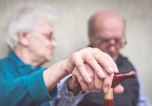 Bătrâni care au nevoie de Xadago pentru Parkinson