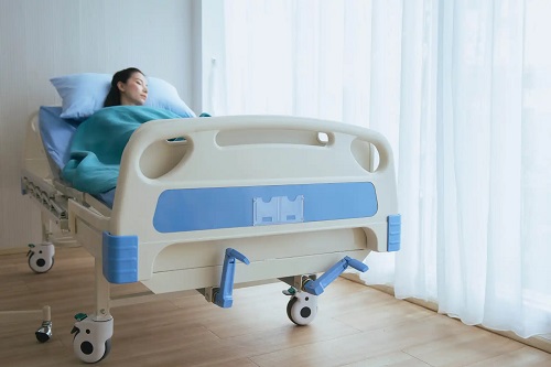 Bolnav pe un pat de spital