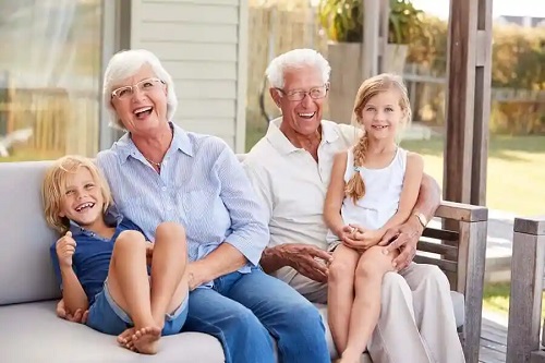 Bunici și nepoți fericiți