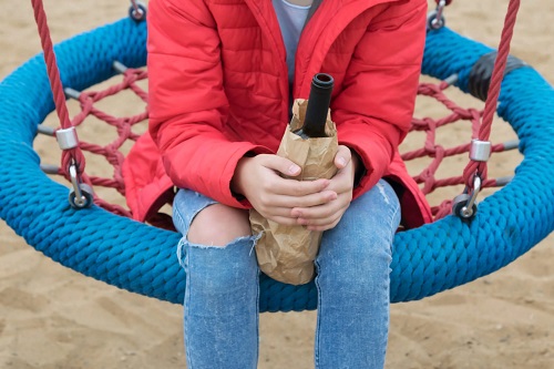 Copil care consumă alcool