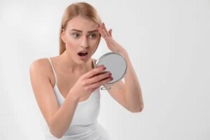 De ce apar coșuri pe frunte și cum se pot trata?