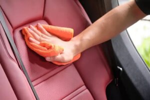 Cum să curățați scaunele auto acasă?