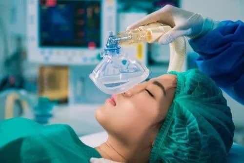 Femeie care primește anestezice generale