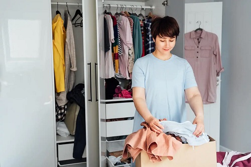 Femeie care folosește tehnica batch dressing