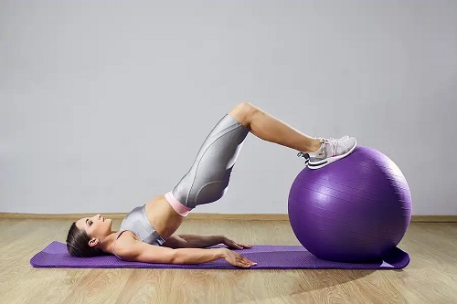 Femeie care cunoaște principalele beneficii oferite de Pilates