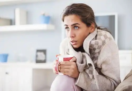 Femeie care bea un ceai cald