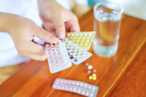 Femeie care ia pilule contraceptive