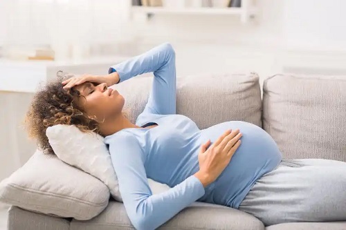 Femeie gravidă cu hipotensiune în decubit dorsal