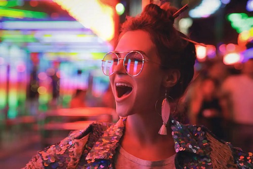 Femeie în lumini neon