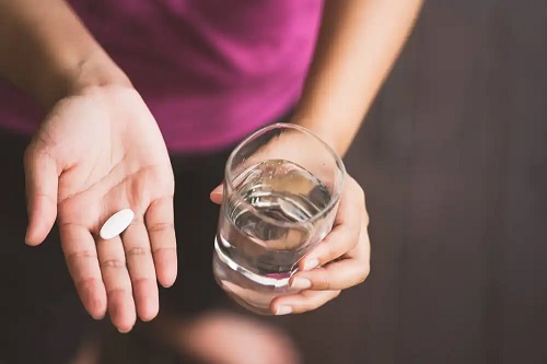 Femeie care nu știe că paracetamolul influențează personalitatea