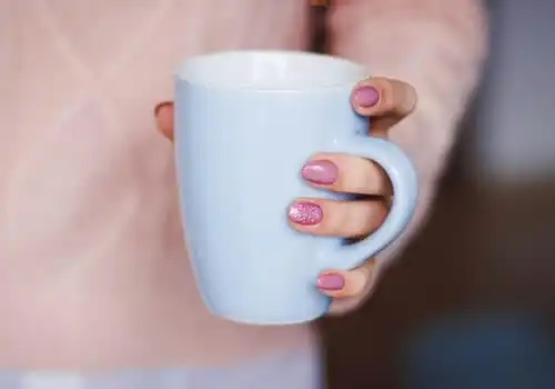 Femeie care consumă remedii naturale pentru inflamația rinichilor