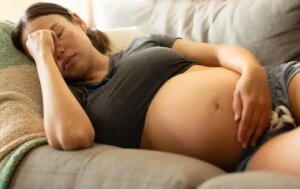 Sindromul de hipotensiune în decubit dorsal: ce este și cum se previne?