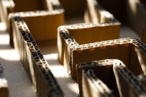 Instrucțiuni pentru a face un labirint de carton pentru copii